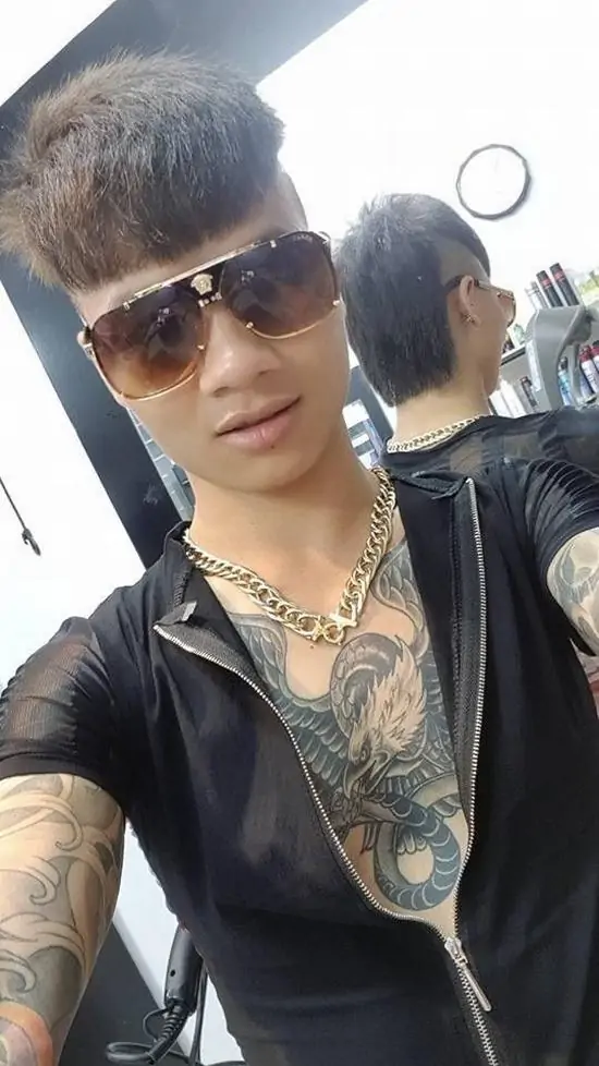 30 Ảnh đại diện nam thanh niên đeo kính đen cực ngầu, mái tóc nhuộm bạch kim nổi bật giữa phố phường tạo nên phong thái chất chơi đầy phóng khoáng.