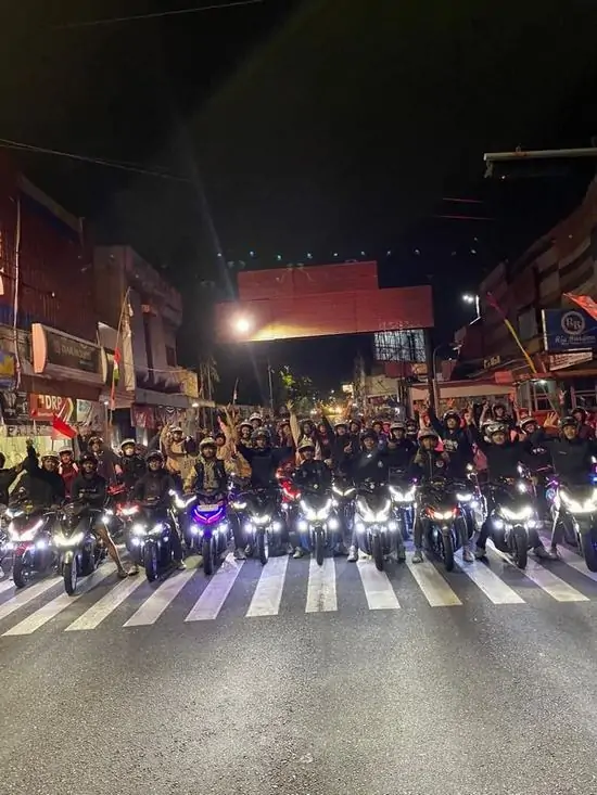 32 Hình ảnh avatar cảnh tượng phố thị nhộn nhịp nhìn từ trên cao, nơi những dân xã hội đen thường xuyên qua lại dưới những biển hiệu neon rực rỡ.