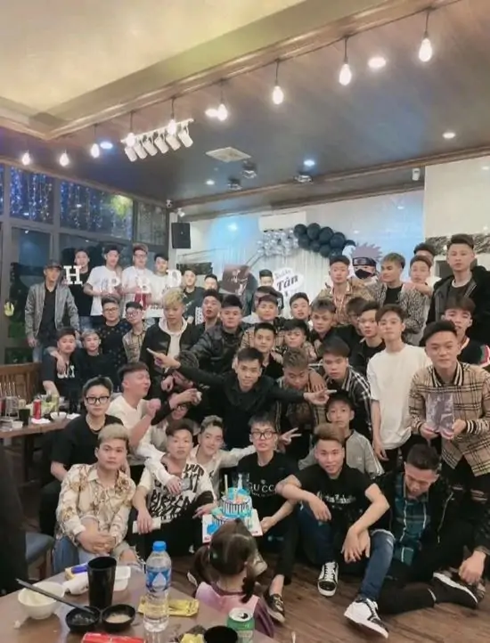 36 Hình nền điện thoại tập thể anh em đứng chật kín trong một con hẻm nhỏ, vẻ mặt ai nấy đều vô cùng nghiêm nghị và đầy sự đoàn kết.