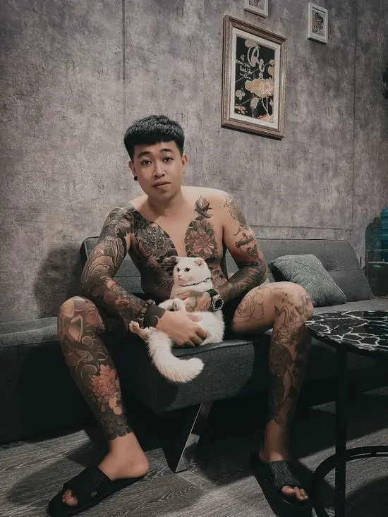 37 Nam chính ngồi vắt vẻo trên ghế sofa với điếu thuốc trên tay, ánh mắt thâm trầm như đang tính toán cho những bước đi quan trọng tiếp theo.