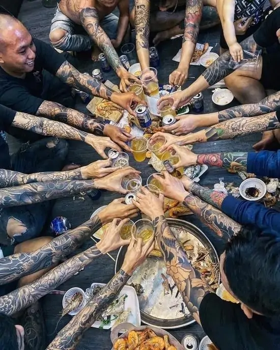 9 Ảnh nền bàn tay rắn rỏi cầm những xiên thịt nướng trên bếp than hồng, làn khói nghi ngút bao quanh một phong thái phóng khoáng và tự tại.