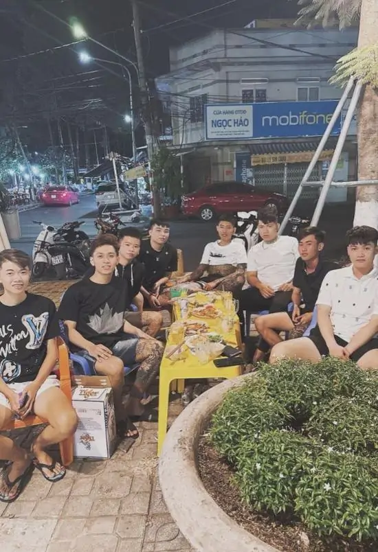 11 Ảnh đại diện nhóm người quây quần bên mâm cơm gia đình ấm cúng, dù mang vẻ ngoài dữ dằn nhưng ánh mắt lại cực kỳ trung thành.