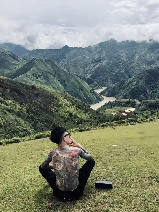 13 Hình ảnh avatar một mình giữa thung lũng xanh mướt, bóng dáng đơn độc của gã người trong giới khiến khung cảnh thiên nhiên thêm phần trầm mặc.