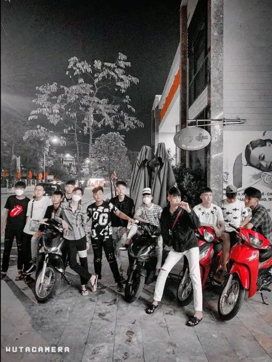 14 Bức ảnh đen trắng chụp nhóm thanh niên đứng cạnh dàn xe độ, phong cách ăn mặc hầm hố toát lên sự mạnh mẽ và đầy bản lĩnh.