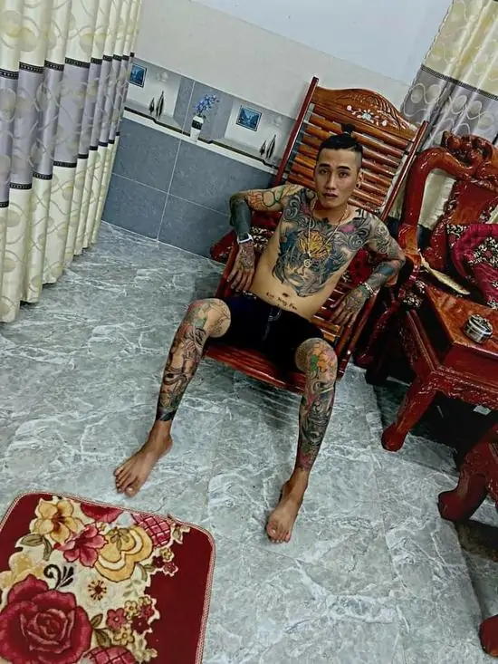 15 Ảnh bìa người đàn ông ngồi trầm tư trong căn nhà cổ, đôi tay đan vào nhau cùng ánh nhìn sắc lạnh đầy vẻ trải đời và sâu sắc.