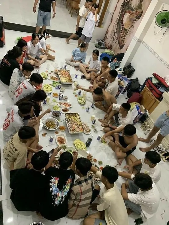 17 Hình nền điện thoại buổi tụ họp đông đủ của anh em trong quán nhỏ, không khí trầm lắng nhưng đậm chất dân xã hội với những cái bắt tay chặt.