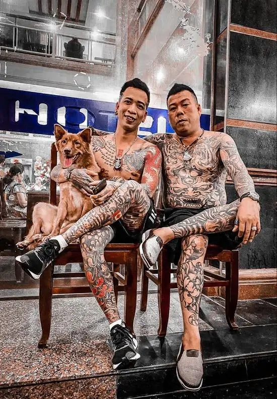 1 Ảnh avt Facebook hai thanh niên xăm trổ ngồi bệt giữa đường phố, gương mặt lầm lì cùng phong cách ăn mặc bụi bặm tạo nên vẻ ngoài bất cần.
