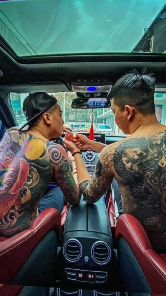 19 Avatar Zalo cận cảnh hai người đàn ông xăm trổ ngồi trong xe sang, vẻ mặt nghiêm nghị thể hiện sự giàu sang và quyền uy khó chạm.