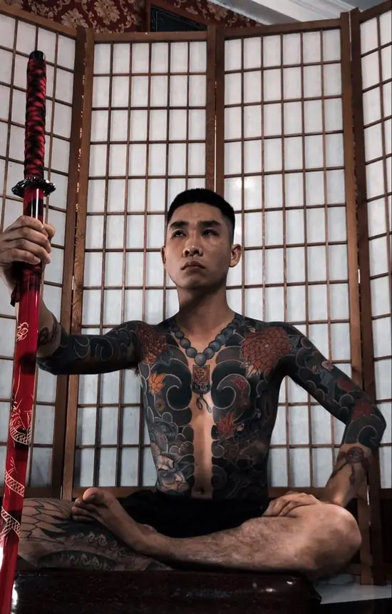 21 Ảnh avt Facebook người đàn ông ngồi khoanh chân giữa gian nhà gỗ, làn khói mỏng bao quanh gương mặt lạnh lùng đầy vẻ quyền lực và đơn độc.