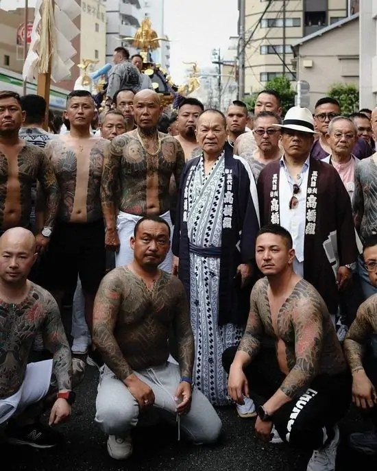 22 Hàng chục người đàn ông mặc sơ mi trắng đứng xếp hàng chỉnh tề, tạo nên một đội ngũ dân anh chị vô cùng chuyên nghiệp và đáng sợ.