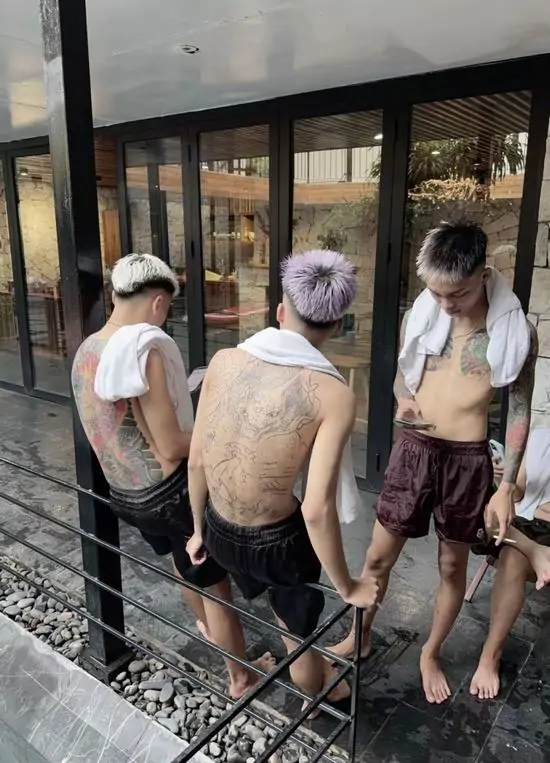 23 Tải ảnh avatar ba chàng trai ngồi bệt bên lề đường, trang phục bụi bặm cùng nụ cười hiếm hoi mang lại cảm giác ngang tàng nhưng gần gũi.