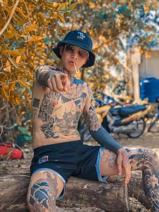 25 Hình nền thanh niên đứng một mình giữa rừng cây, chiếc nón tai bèo che nửa khuôn mặt tạo nên vẻ ngoài bí ẩn và rất phong trần.