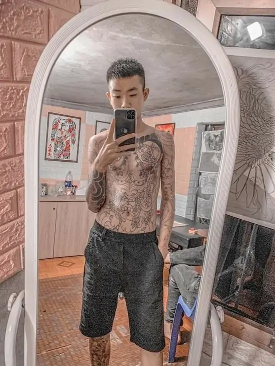 26 Chàng trai tự chụp mình trước gương với chiếc điện thoại đời mới, khoe khéo cơ bắp săn chắc cùng những hình xăm độc đáo đầy tính nghệ thuật.