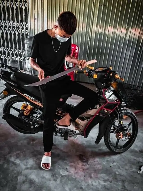 27 Người đàn ông dắt chiếc xe độ đi giữa phố đêm đèn mờ, ánh nhìn kiên định hướng về phía trước như đang theo đuổi một mục tiêu riêng.