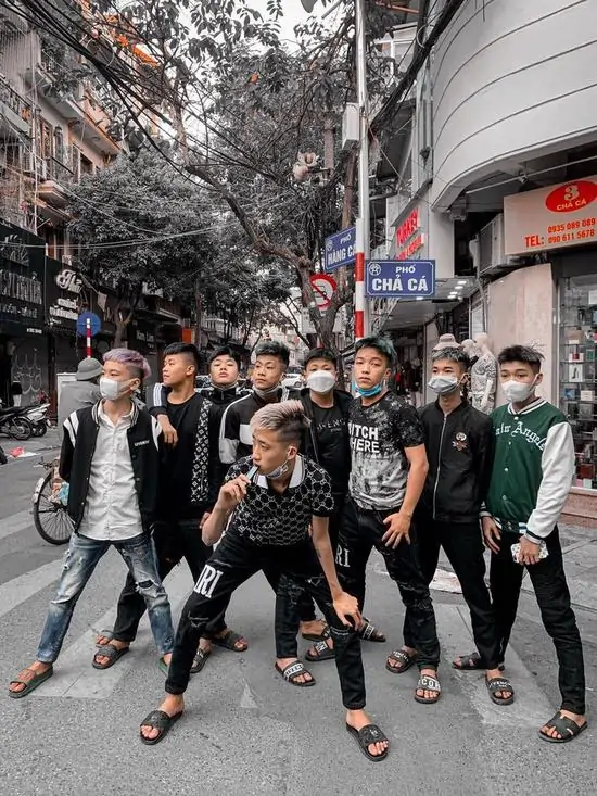 2 Đám thanh niên vây quanh nhau giữa con phố đông đúc, dáng đứng hiên ngang mang đậm chất dân anh chị khiến người qua đường phải dè chừng.