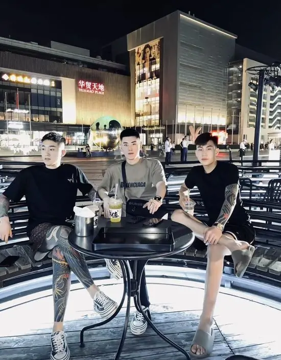 28 Ảnh nền gã trai mặc vest đen thắt cà vạt chỉn chu, đôi tay xăm trổ lộ ra dưới tay áo tạo nên sự đối lập đầy lôi cuốn.