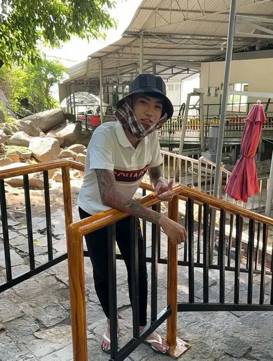 3 Tải ảnh avatar chàng trai tựa lưng vào lan can gỗ, đôi mắt nhìn xa xăm đầy suy tư giữa không gian thoáng đãng của một buổi chiều tà.