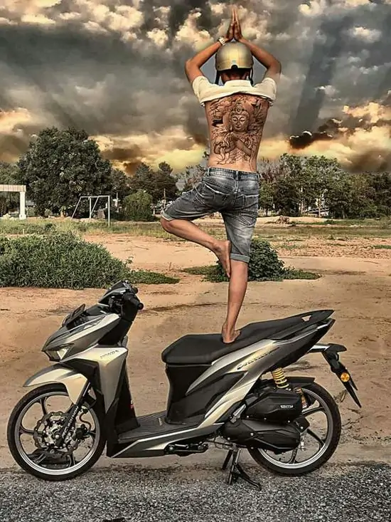 4 Một chiếc xe máy độ dựng giữa cánh đồng hoang, bên cạnh là bóng dáng tay chơi đầy phóng khoáng trong bộ đồ tối màu cực kỳ phong trần.