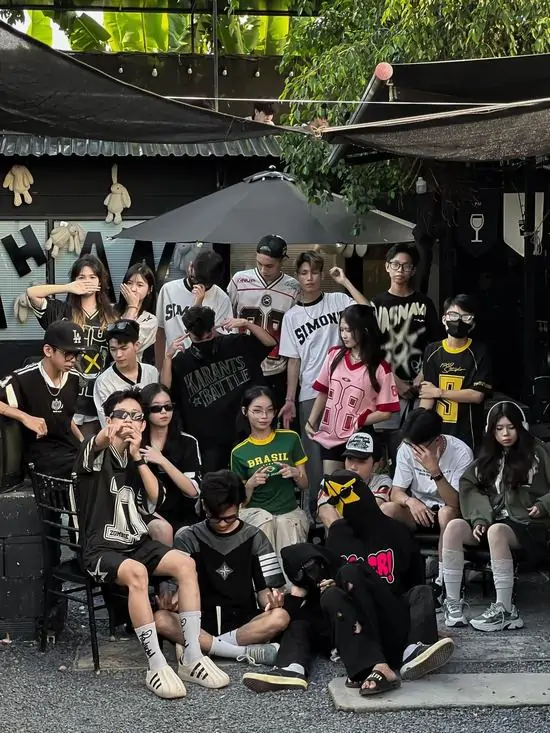 5 Hình nền nhóm bạn tụ tập trong căn phòng tối, ánh đèn mờ ảo soi rõ những gương mặt góc cạnh và phong thái của những kẻ ngang tàng.