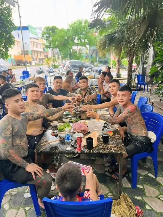 8 Bữa tiệc rượu của nhóm anh em bên vỉa hè với những tiếng cười nói rôm rả, thể hiện rõ tình nghĩa bền chặt của giới giang hồ.