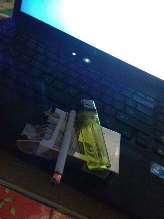 30 Góc chụp người ngồi trước màn hình máy tính đêm khuya, khói thuốc bay lên từ điếu thuốc trong ảnh người hút trong nỗi buồn.