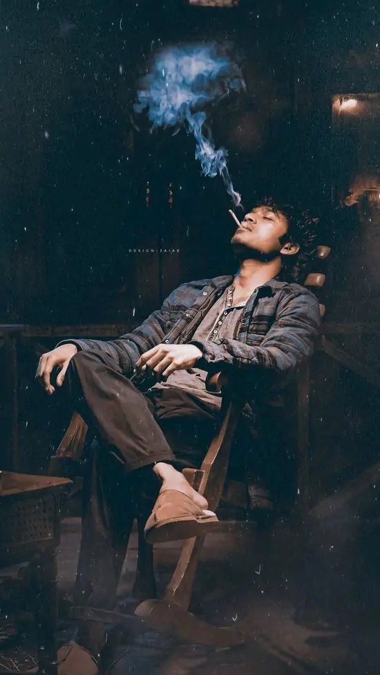 11 Hình đại diện chàng trai mặc sơ mi kẻ ngồi thư giãn ngoài trời đêm, hút thuốc lá nhìn xa, mang vẻ ám ảnh.