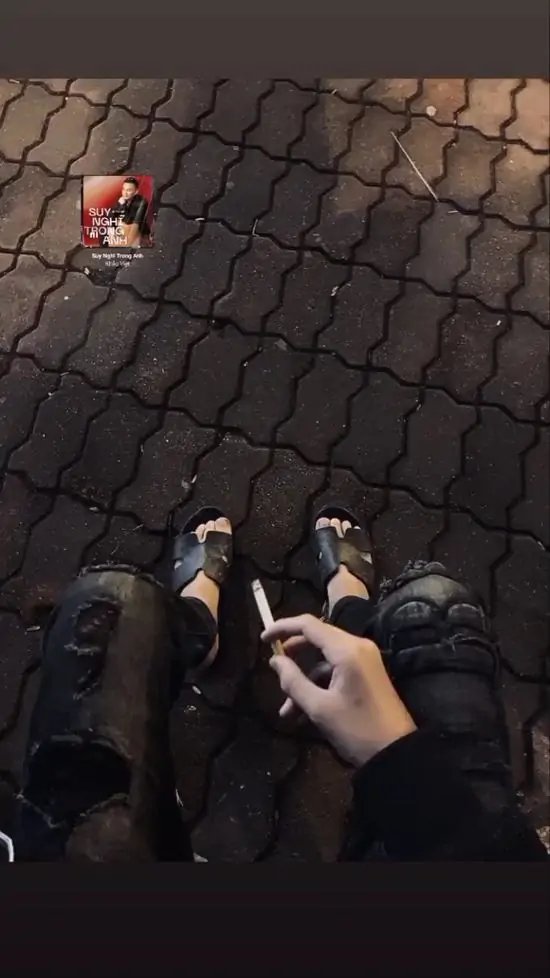 15 Bức hình nhóm người trong phòng tối với lưới che, vài người cầm điếu thuốc, khói lan khắp nơi, đỏ hoe.