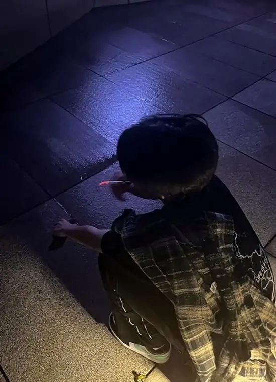 17 Hình ảnh chàng trai anime tóc đen đeo tai nghe, xăm mình đầy tay, hút thuốc nhìn sang cầu Brooklyn, vô định.