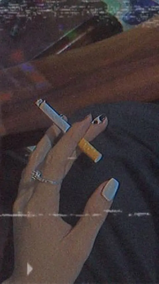 25 Bức ảnh tay cầm điếu thuốc với nhẫn bạc, khói xoăn nhẹ trong phòng gỗ, lơ lửng.