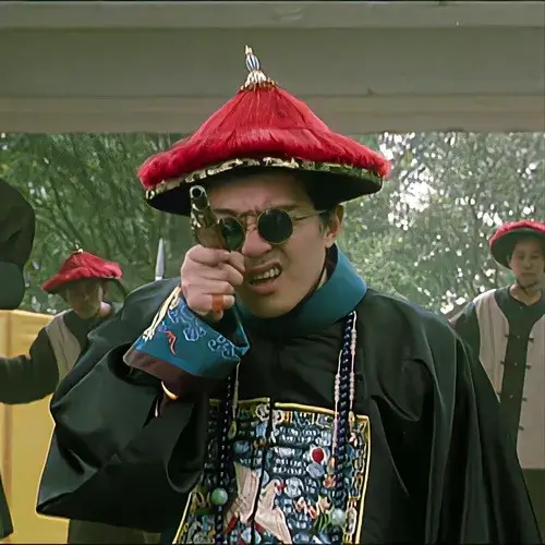 16 Vị quan thanh triều đeo kính râm đen cực ngầu đang cầm quạt tạo dáng giữa sân đình làm cho tấm ảnh chế này thêm phần phi thực tế.