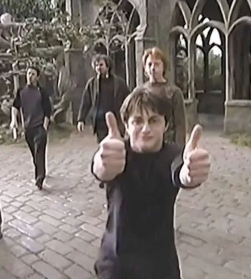 20 Nhóm người trong trang phục thời xưa đồng loạt giơ ngón tay cái cổ vũ với biểu cảm rạng rỡ tạo nên một hình ảnh lầy lội đầy lạc quan.