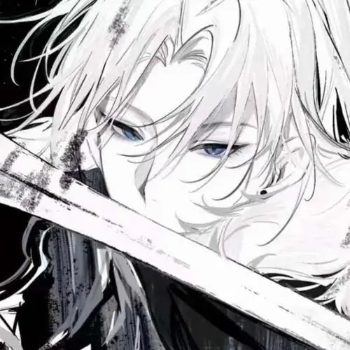 36 Chàng trai tóc xám đứng trong bãi gửi xe vắng, tay giữ mũ bảo hiểm bên hông và cằm hơi nâng lên, bóng đổ dưới mái che làm đường nét sắc sảo trông rắn và gọn