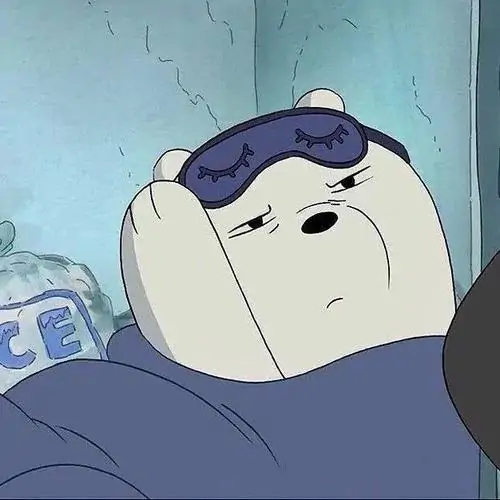 42 Một bé gấu thạch dẻo nằm trên bánh quy tròn, tay ôm muỗng bạc và mắt lim dim như vừa ăn no, khung cận cảnh khiến bức ảnh nhìn vừa lạ vừa dễ thương