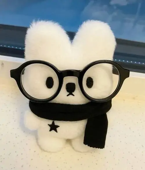 45 Gấu bông màu kem mặc đồ bơi kẻ sọc, ngồi trên phao vịt giữa hồ xanh và vẫy tay cười, ảnh đại diện kiểu này mang đúng cảm giác ngày hè nhẹ tênh