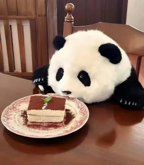 31 Chú thú bông đội mũ len nâu, quấn khăn xanh dày và ngồi giữa nền thành phố mờ xa, tông lạnh làm gương mặt tròn càng nổi hơn và nhìn rất cute