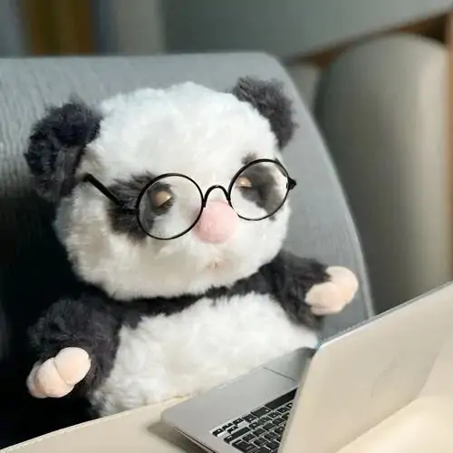 51 Gấu trắng phong cách nhãn dán nằm trên quyển lịch bàn, bên cạnh là cây bút mực xanh và tờ ghi chú nhỏ, nhìn gọn và xinh cho một hình đại diện dùng hằng ngày