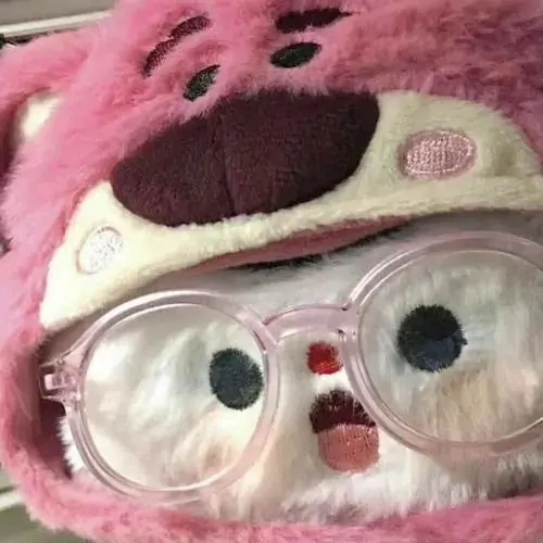 32 Gấu hoạt hình màu bạc ngồi trong buồng lái tàu điện mini, hai tay bám vô lăng và mắt mở to, kiểu ảnh avatar gấu cute này hợp người thích cảm giác rong chơi phố sớm