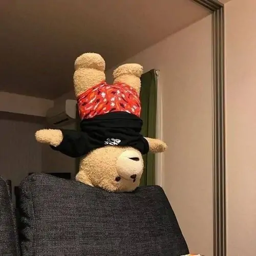 33 Nhân vật gấu đất nặn đứng trên ổ bánh mì mới nướng, đội tạp dề caro và má dính chút bột khiến khung hình bếp sáng trở nên vui mắt hẳn