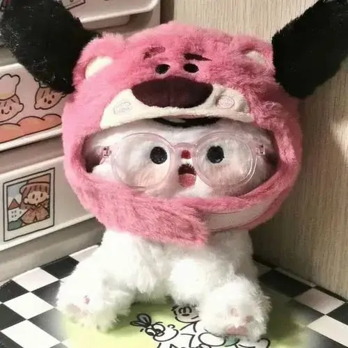 50 Ngay trên bệ gạch ngoài sân, gấu bông xám bạc đội mũ len ngồi giữa vài hạt dẻ rơi, không khí se lạnh và mộc mạc khiến ảnh profile gấu vải trông rất có duyên