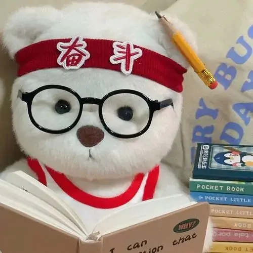 39 Chú gấu bông màu nâu nhạt ngồi lọt trong ngăn kéo bàn trang điểm, xung quanh là lược gỗ và kẹp tóc, tạo ra hình đại diện thú nhồi bông mang vẻ xinh mà không cầu kỳ