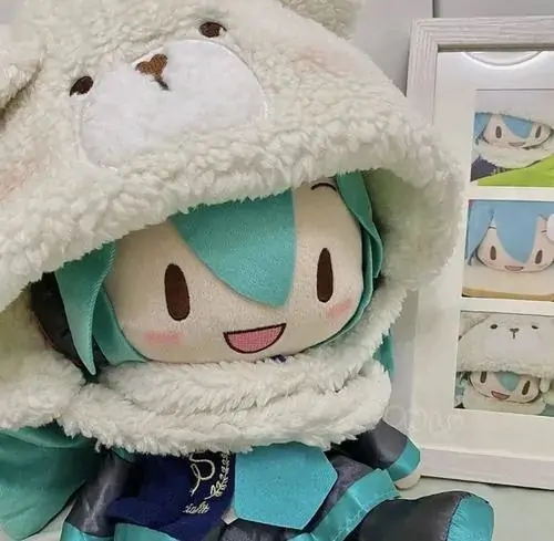 41 Trên ghế mây ở hiên nhà, gấu bông màu kem quàng khăn sọc mảnh ngồi nghiêng như đang chờ ai đó, tổng thể yên và đẹp theo kiểu rất đời thường