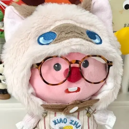 43 Một chú gấu nhỏ đặt trên vali mở hé, cạnh đó là tấm vé giấy và khăn choàng mỏng, bức hình gợi cảm giác lên đường rất hợp cho avatar dễ thương mang chút du ngoạn