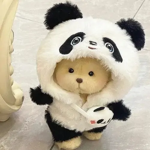 44 Trong góc bếp có ánh nắng rọi qua, gấu bông trắng mặc tạp dề caro ngồi cạnh rổ cam quýt, khung hình sáng và sạch giúp hình profile đồ chơi mềm lên rất xinh