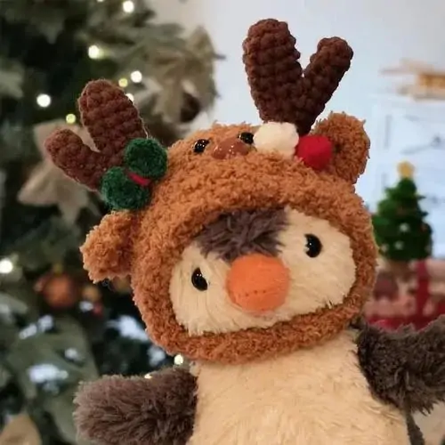 45 Bên khung thêu dang dở, chú gấu màu be ôm cuộn chỉ hồng nhìn xuống tay mình, cách sắp đặt này làm ảnh avatar gấu bông mang cảm giác thủ công và ấm áp