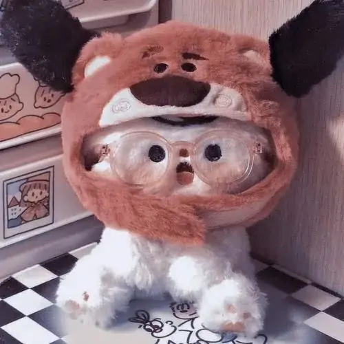 46 Một bé thú nhồi bông tai cụp ngồi trên bậu cửa tàu, ngoài kia phong cảnh lùi dần thành vệt xanh xám, tạo nên hình đại diện gấu nhỏ có nhịp rất khác mà vẫn dễ thương