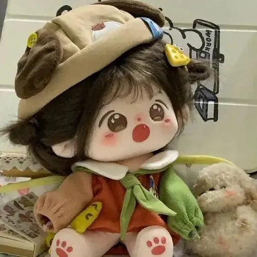 48 Chú gấu bông màu caramel tựa vào chiếc máy hát đĩa cũ, ánh đèn cam phủ lên lớp lông khiến toàn khung hình có độ ấm rõ rệt và rất hợp ảnh đại diện thú nhồi bông