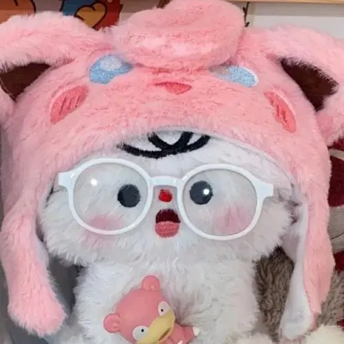 31 Giữa giỏ xe đạp phủ khăn linen, chú gấu bông màu kem đội mũ cói nhỏ nghiêng đầu nhìn nắng sớm, hợp làm ảnh avatar gấu bông cho người thích vẻ mộc và dịu