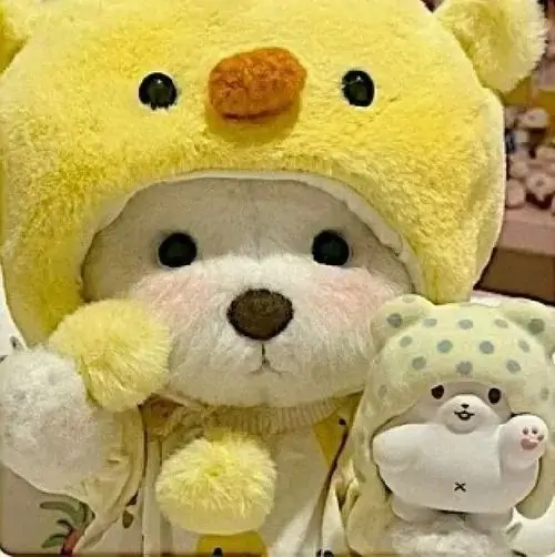 49 Một bé gấu có cổ áo ren ngồi bên khay thư tay và tem cũ, bối cảnh tĩnh lặng làm hình diện mạo thú bông gợi cảm giác dịu dàng mà không hề giống các kiểu quen mắt