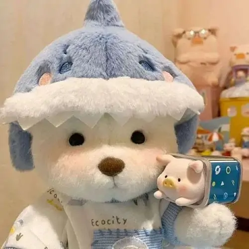 32 Trên bậc cửa gỗ sau cơn mưa, bé thú nhồi bông màu nâu sữa mặc áo len mỏng ngồi co chân, nền lá ướt phía sau làm hình đại diện gấu vải trông rất êm