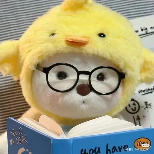 34 Bên chồng sách cũ cạnh cửa sổ, gấu bông màu xám nhạt đeo nơ vải đứng tựa lưng vào gáy sách, kiểu chụp này lên hình profile đồ chơi mềm rất gọn mà vẫn nổi